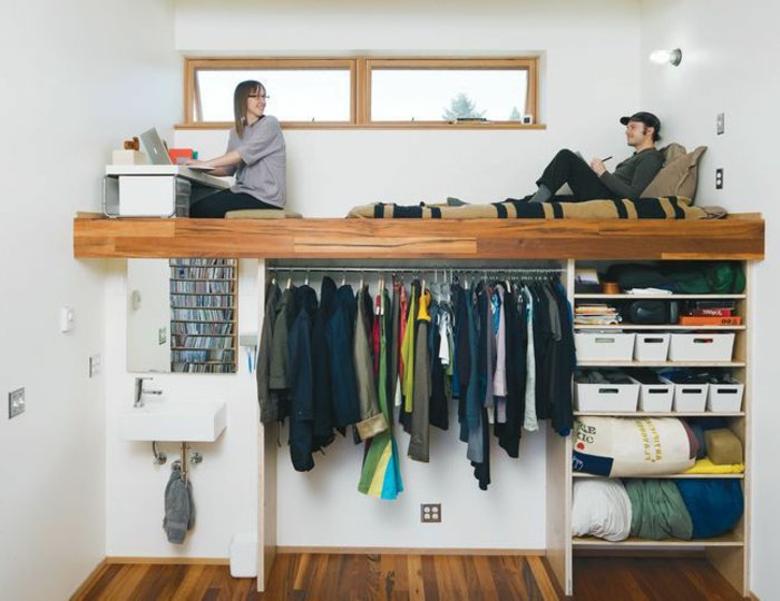 hochbett-fur-erwachsene-viele-klamotten Kleiderschrank unter Hochbett